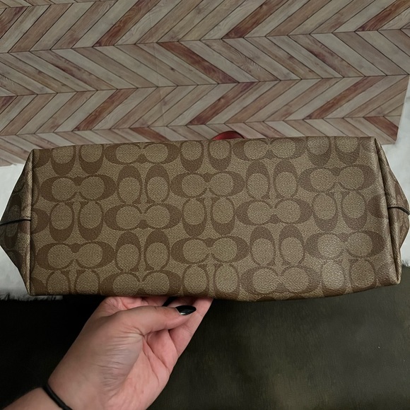 Coach Gallery Tote In Signature Canvas - Picture 4 of 8